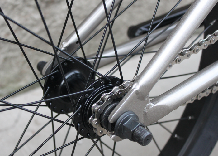 BICICLETA SHOWKE BMX PLATEADA - Imagen 4